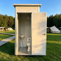 Cabine de toilette compacte préfabriquée mobile blanche avec toit surélevé, WC à chasse d'eau en céramique et lavabo pour parcours de golf