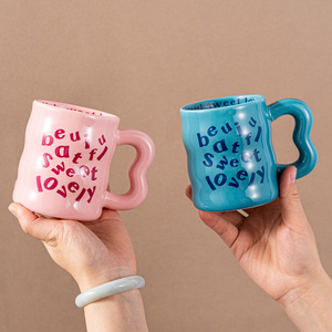 <span class=keywords><strong>Tasse</strong></span> à petit déjeuner en <span class=keywords><strong>porcelaine</strong></span> personnalisée de 350 ml avec dessin animé anglais en gros pour souvenir, cadeau de la Saint-Valentin - Product Image 1