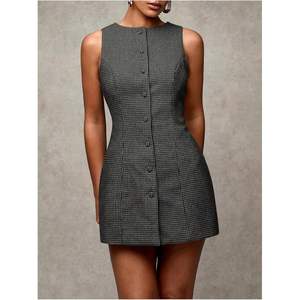 Robe fourreau mini sans manches à col rond boutonnée à carreaux personnalisée pour femme, idéale pour le bureau et les occasions professionnelles - Product Image 1