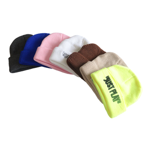 Bonnets de 60 couleurs avec logo personnalisé <span class=keywords><strong>en</strong></span> acrylique et <span class=keywords><strong>laine</strong></span> Chapeau d'hiver pour l'extérieur <span class=keywords><strong>Bonnet</strong></span> tricoté pour femmes - Product Image 4