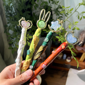 Bolígrafo mágico de cristal creativo al por mayor tallado a mano, bolígrafo de virutas de energía de bendición de brujería, resina caída para regalo de artesanías de cristal DIY - Product Image 1