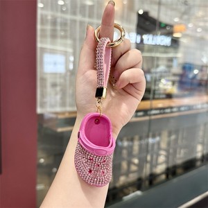 Porte-clés mini-chaussure de dessin animé, pendentif de sac à dos personnalisé et tendance, orné de diamants, en forme de pantoufle - Product Image 3