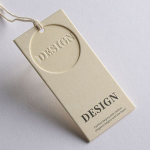 Etiquetas colgantes de plástico ecológicas personalizadas de lujo con estampado dorado y listas para usar, y etiquetas de marca con logotipo personalizado - Product Image 4