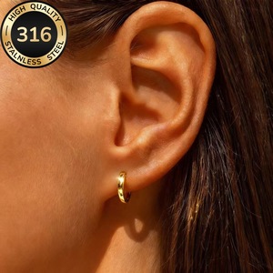 Boucles d'oreilles européennes et américaines à la mode en acier inoxydable et titane, boucles d'oreilles classiques en forme d'arc, petites boucles simples. - Product Image 2