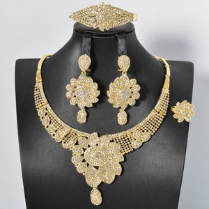 Juego de Joyería de Calidad Promocional con Baño de Oro de 14K y Circonita, Incluye Aretes, Anillo, Collar y Pulsera - Product Image 3