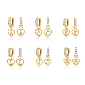 Brincos de Pérola em Forma de Coração com Letra Inicial Personalizada em <span class=keywords><strong>Material</strong></span> de Latão com Revestimento de Ouro 18k para Mulheres - Product Image 1