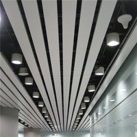 Fabricant Foshan de carreaux de plafond décoratifs linéaires en aluminium à bandes métalliques Produit de haute qualité
