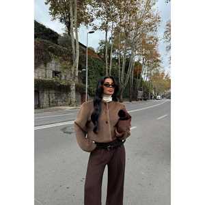 Chaqueta de Mujer con Detalle de Botones Marrones - Product Image 4