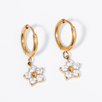 Anting-anting Hoop Bunga Trendy Berlapis Emas CLIORO dari Baja Anti Karat, dengan Liontin Bunga Cubic Zirconia untuk Wanita