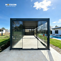 Pergola à lames orientables en aluminium facile à installer avec gouttière intégrée et commande intelligente pour espaces extérieurs résidentiels