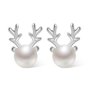 Orecchini a Perno a Forma di Renna, Placcati in Oro Bianco con Perle Imitate, Gioielli Moda Donna, Regalo in Lega Placcata Argento - Product Image 1