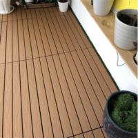 Facile à installer Carrelage de bricolage en plastique WPC adapté aux hôtels, aux parcs, aux salles de bain et aux espaces extérieurs