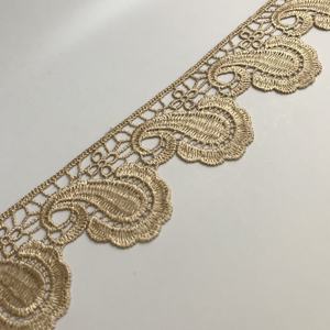 Venta al por mayor barato Rendas flor dorada bordado tela <span class=keywords><strong>guipur</strong></span> Soluble en agua poliéster <span class=keywords><strong>encaje</strong></span> tela ajuste para vestido <span class=keywords><strong>encaje</strong></span> - Product Image 4