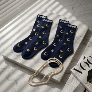 Calzini Gotici con Stampa Luna e Stelle, Logo Personalizzato, Streetwear Divertente in Cotone Bianco e Nero - Product Image 4