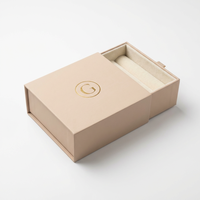 Boîte à bijoux de luxe beige 2026 avec logo personnalisé, en carton gris mat effet peau, coulissante, fermeture magnétique, gaufrage