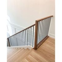 Rampe d'escalier moderne à balustres verticaux pour usage intérieur avec main courante en bois