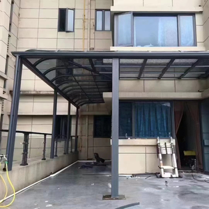 Abri d'auto extérieur en aluminium Polycarbonate Toit Patio Auvent Garages avec <span class=keywords><strong>bois</strong></span> traité thermiquement et cadre en acier pour abris d'auto - Product Image 1