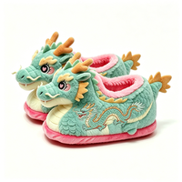 Pantoufles en peluche Dragon personnalisées unisexes doublées de polaire doux avec design brodé et semelle rose pour les enfants de 3 ans et plus