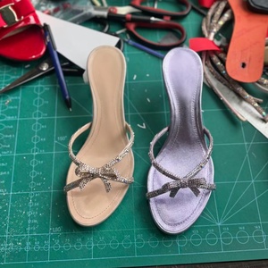 Sandales à talons hauts pour femmes, couleur nude, avec nœud en strass, luxueuses et raffinées, entièrement ornées de strass, pour l'été. - Product Image 5