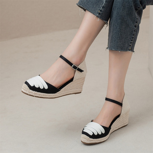 <span class=keywords><strong>Sandales</strong></span> espadrilles compensées <span class=keywords><strong>noires</strong></span> en toile pour femme avec détail pétale blanc, bride de cheville réglable et semelle compensée en jute tressée pour un confort estival - Product Image 5