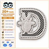 Écussons en cuir PU personnalisés avec logo pour jeans, vêtements, chapeaux, étiquettes 3D en relief à coudre, étiquettes de vêtements OEM