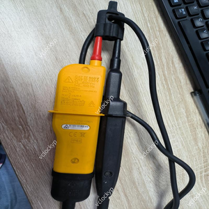 Fluke T130 Two-pole Voltage and <b>Continuity</b> <b>Tester</b>, 12 to 690 V AC/DC in Good Second-hand Condition - Product Image 2