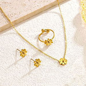 ชุดเครื่องประดับทอง 18K PVD สแตนเลสสตีล ลายดอกเดซี่ ประกอบด้วยสร้อยคอ ต่างหู และแหวน |   ของขวัญเครื่องประดับกันน้ำสำหรับผู้หญิงที่ไม่ก่อให้เกิดอาการแพ้ - Product Image 1