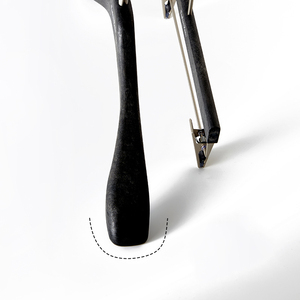 Cintre à vêtements en velours noir fantaisie antidérapant avec logo imprimé - Product Image 2