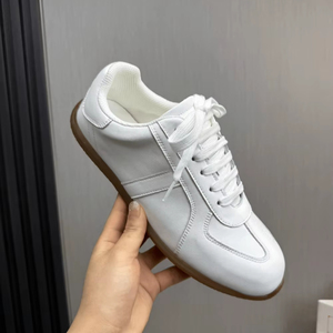 รองเท้าผ้าใบลำลองแบบผูกเชือกหนังทรงเตี้ยรุ่น Alexander Retro-Inspired ปี 2026 พื้นยาง สำหรับผู้ชายและผู้หญิง รุ่น Queen - Product Image 1