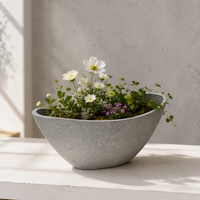 Jardinière pour plantes d'intérieur et d'extérieur, gris moyen mat, texture poreuse brossée, résine de poudre de pierre, imitation béton, côtés droits, conique