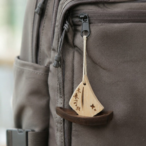 Diffuseur de parfum en forme de voilier en bois de noyer noir, diffuseur d'huiles essentielles à suspendre pour voiture, maison, bureau, cadeau - Product Image 1