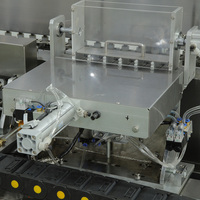 Machine avancée d'insertion de bâtonnets de sucettes, entièrement servo-électrique et à mouvement alternatif