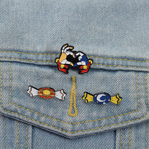 Эмалированная брошь в виде маски - Product Image 1