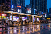 Abri de bus de transport moderne à énergie solaire avec panneau d'affichage numérique, point d'accès Wi-Fi – Solution modulaire extérieure pour la mobilité