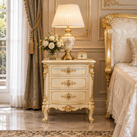 Lit King Size Classique Français Haut de Gamme en Tissu Crème avec Cadre en Bois Sculpté – Mobilier de Chambre de Luxe pour Villa et Hôtel