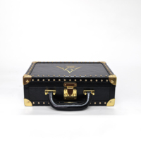 Valise de voyage classique vintage noire en cuir PU clouté avec coins dorés, idéale pour présentation de cosmétiques et pour salons professionnels