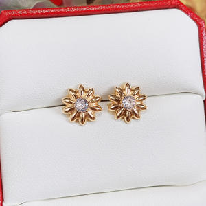 Boucles d'oreilles à fleurs dorées E1306 avec serti en strass de cristal pour femmes, bijoux mignons et tendance - Product Image 4