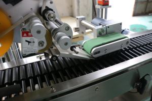 Machine d'étiquetage automatique électrique multi-matériaux pour <span class=keywords><strong>tubes</strong></span> <span class=keywords><strong>de</strong></span> prélèvement <span class=keywords><strong>sanguin</strong></span> et ampoules, avec contrôle PLC - Product Image 4