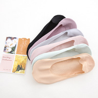 Chaussettes d'été ultra-minces pour femmes, coupe libre, en soie glacée tricotée, rayées antidérapantes, assorties à tous les vêtements