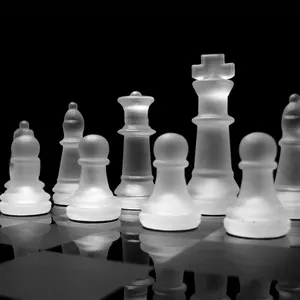 Fabrika fiyat 20x20cm uluslararası satranç oyunları orta güreş ambalaj uluslararası satranç seti cam levha satranç