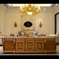 Meuble TV de style Empire américain doré |   Console multimédia classique de luxe avec urne-médaillon - EKAR FURNITURE