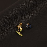 Boucles d'oreilles asymétriques en émail motif iris bleu de la série High Iris
