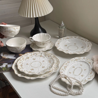 Ensemble de tasses et d'assiettes à motifs floraux vintage européens avec design en relief, ensemble d'assiettes en céramique pour les événements de mariage