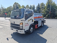 Nouveau camion-citerne mobile Sinotruk HOWO 4x2 de 2,7 m³ (2 m³) avec moteur diesel pour le ravitaillement agricole – Mini-citerne mobile de carburant