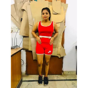 Hecho en India, conjunto de pantalones cortos y top deportivo para mujer con diseño sin mangas y tela estampada. - Product Image 1