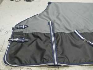 Manta impermeable premium para caballos para protección invernal y comodidad al montar al aire libre - Product Image 5