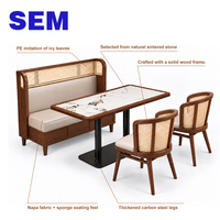 Ensemble de canapé et de chaises en rotin tissé en bois massif personnalisable SEM pour restaurants et cafés haut de gamme commerciaux