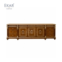 Meuble TV de style Empire américain doré |   Console multimédia classique de luxe avec urne-médaillon - EKAR FURNITURE