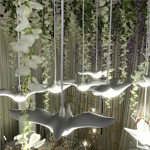 Lumière LED suspendue en cristal acrylique transparent en forme de mouette pour la décoration de plafond de mariage - Product Image 5