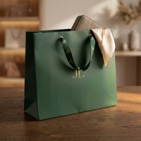 Sac shopping en papier vert foncé avec logo personnalisé en feuille d'or et poignée en ruban gros-grain imprimé pour emballage de marque, MOQ 500 pièces